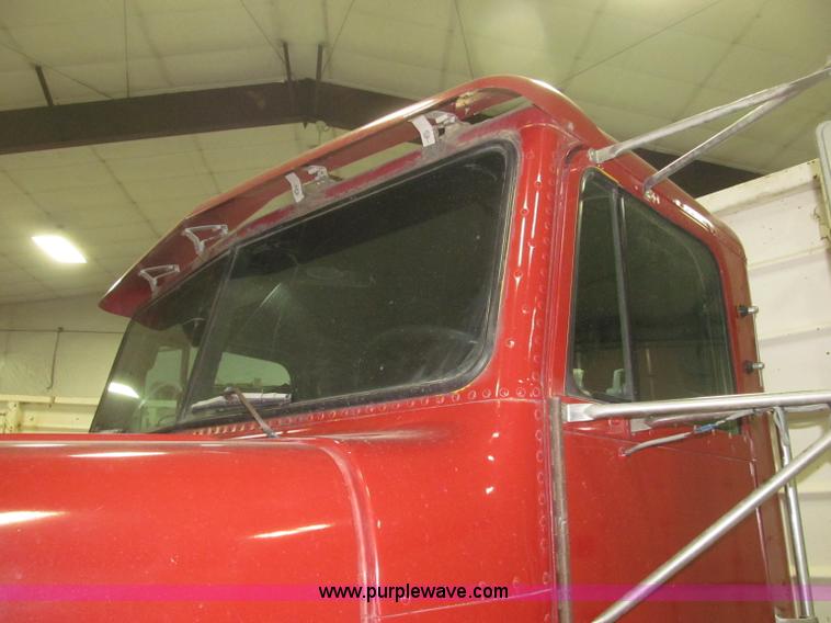 image for item B5404 1993 Freightliner FLD120 silage truck