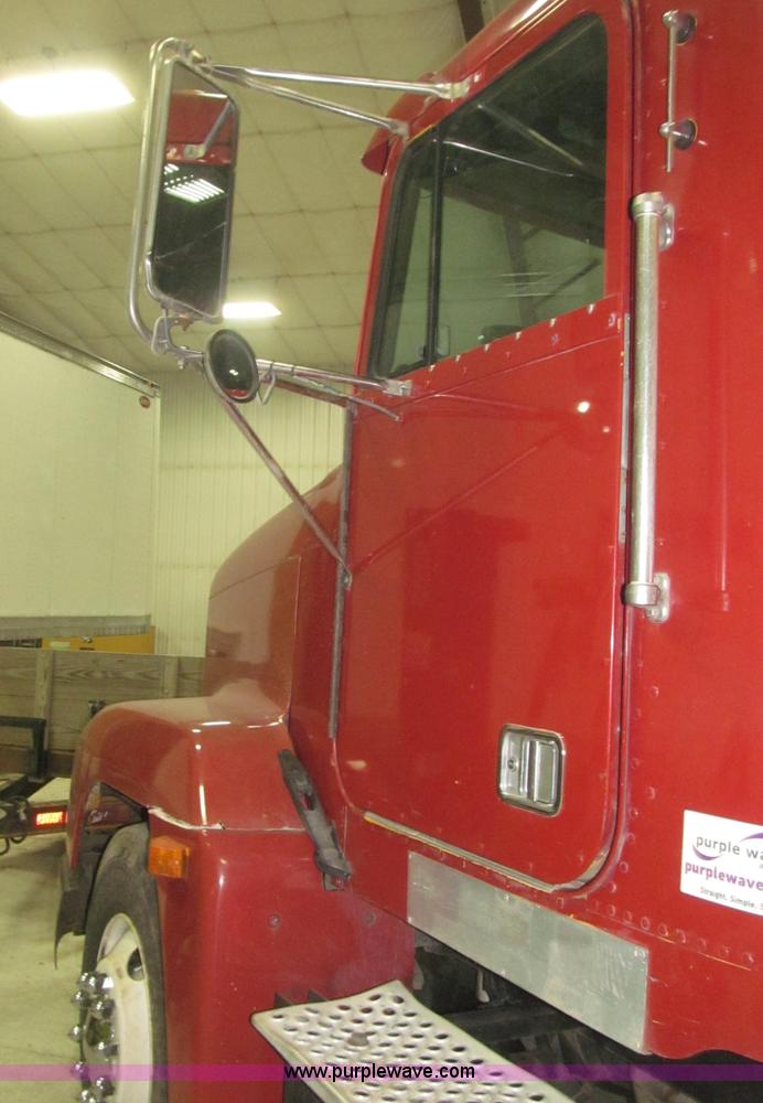 image for item B5404 1993 Freightliner FLD120 silage truck