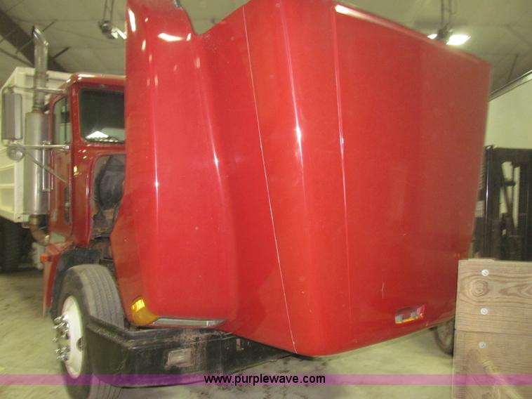 image for item B5404 1993 Freightliner FLD120 silage truck