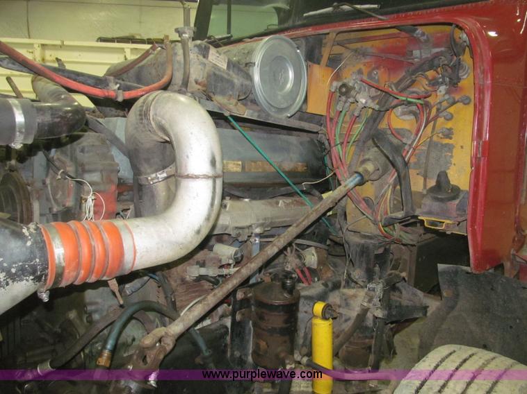 image for item B5404 1993 Freightliner FLD120 silage truck