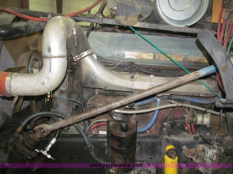 image for item B5404 1993 Freightliner FLD120 silage truck