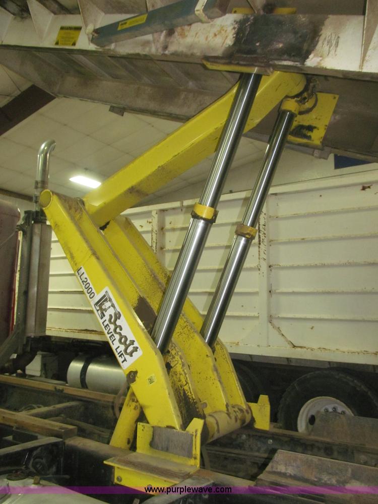 image for item B5404 1993 Freightliner FLD120 silage truck