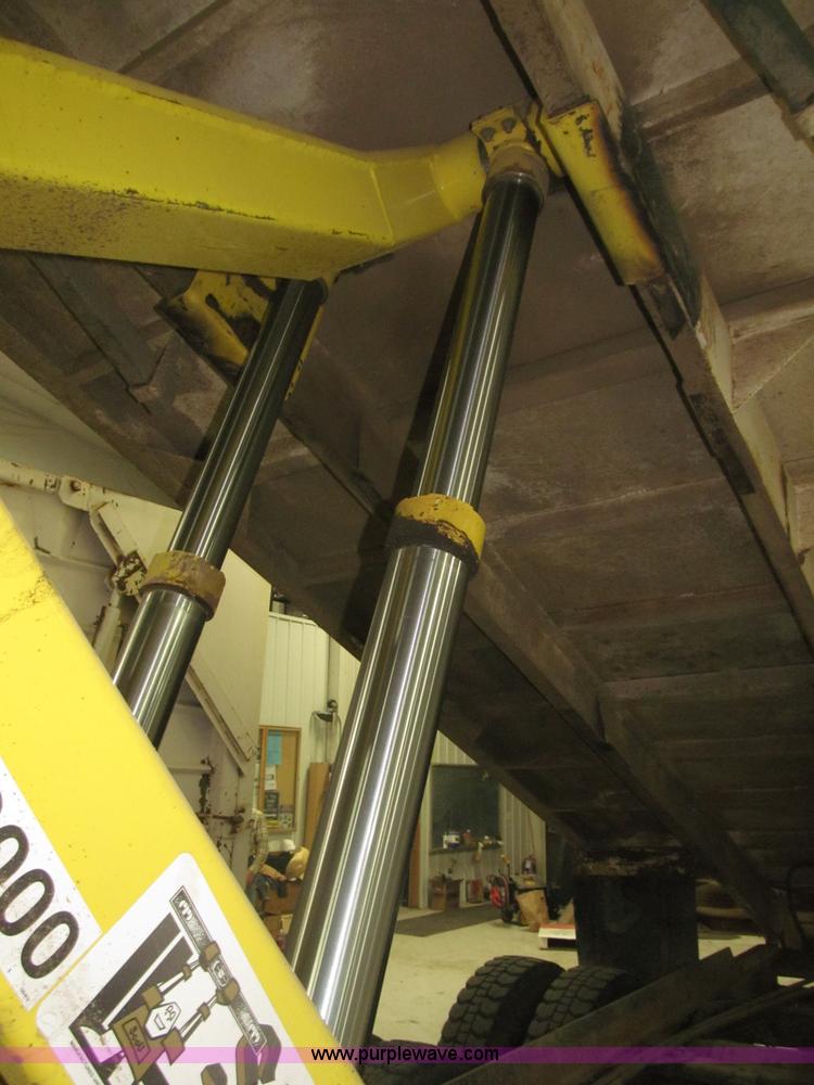 image for item B5404 1993 Freightliner FLD120 silage truck