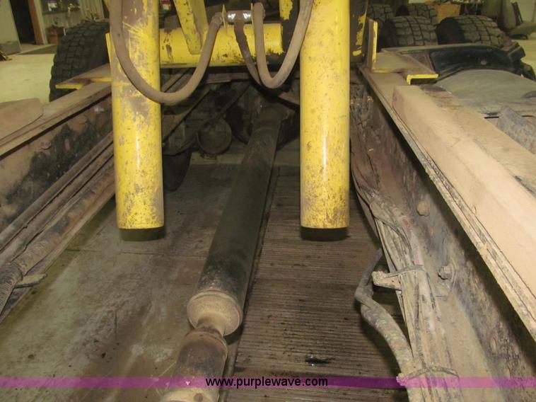 image for item B5404 1993 Freightliner FLD120 silage truck