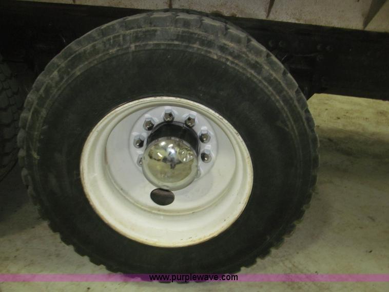 image for item B5404 1993 Freightliner FLD120 silage truck