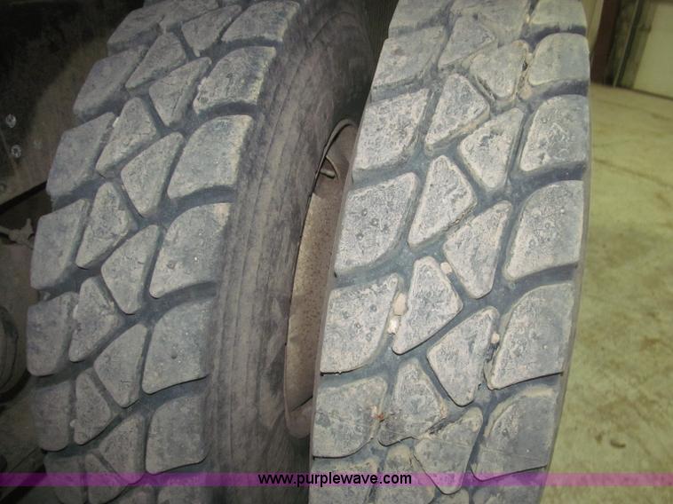 image for item B5404 1993 Freightliner FLD120 silage truck