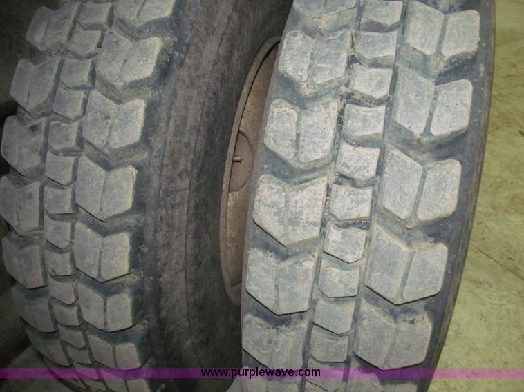 image for item B5404 1993 Freightliner FLD120 silage truck