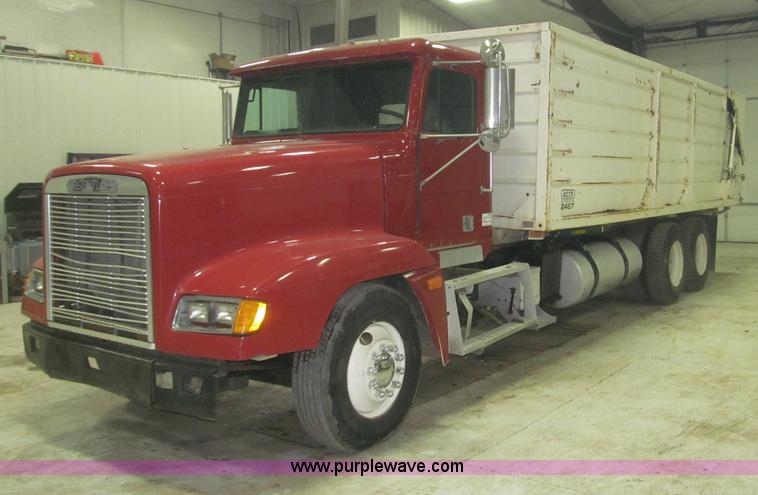 image for item B5405 1993 Freightliner FLD120 silage truck