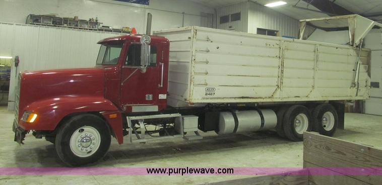 image for item B5405 1993 Freightliner FLD120 silage truck