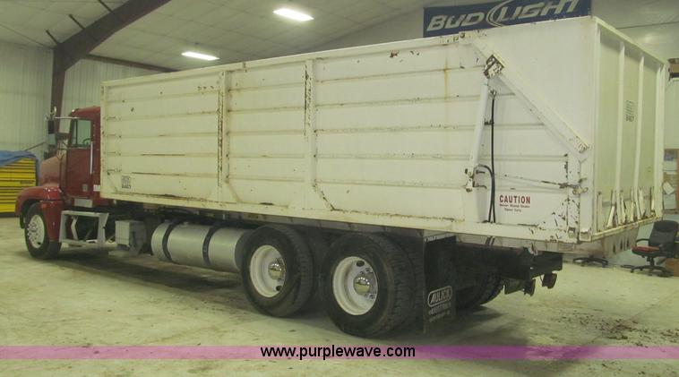 image for item B5405 1993 Freightliner FLD120 silage truck
