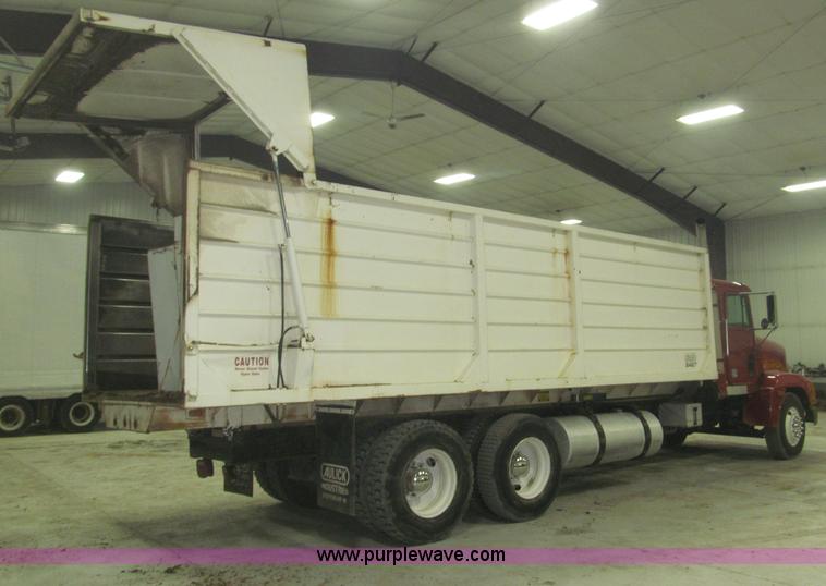 image for item B5405 1993 Freightliner FLD120 silage truck
