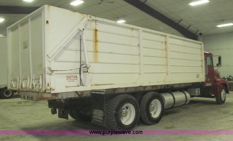 image for item B5405 1993 Freightliner FLD120 silage truck