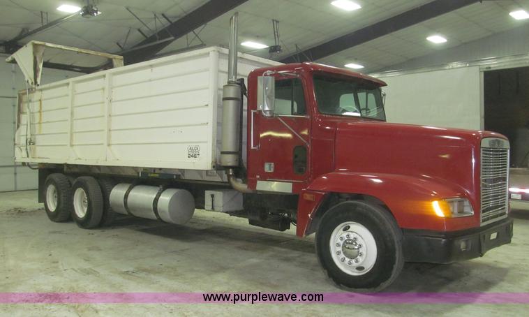 image for item B5405 1993 Freightliner FLD120 silage truck