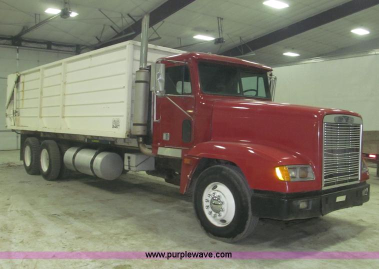 image for item B5405 1993 Freightliner FLD120 silage truck
