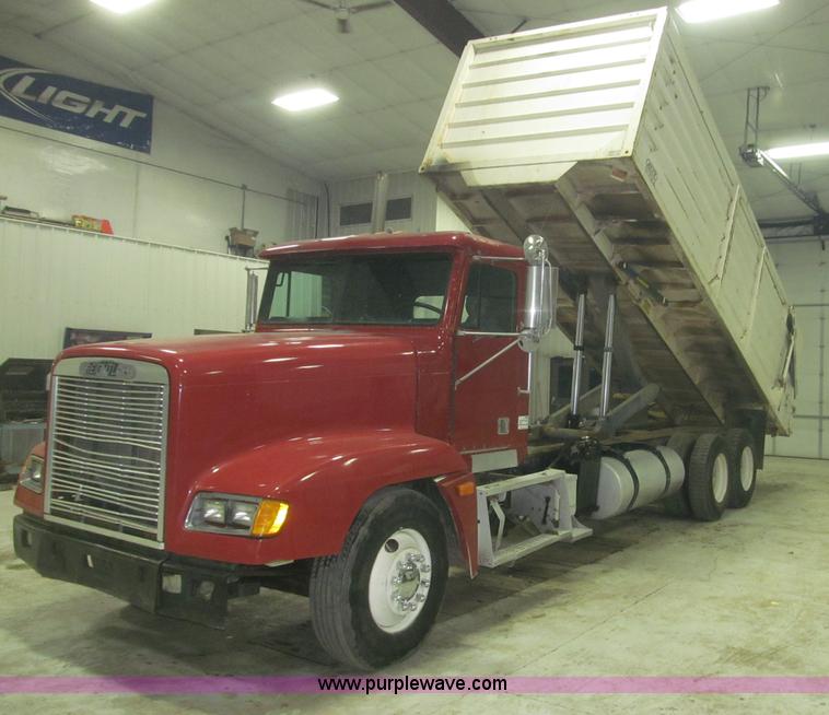 image for item B5405 1993 Freightliner FLD120 silage truck