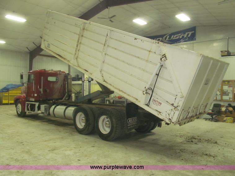 image for item B5405 1993 Freightliner FLD120 silage truck