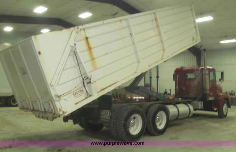 image for item B5405 1993 Freightliner FLD120 silage truck