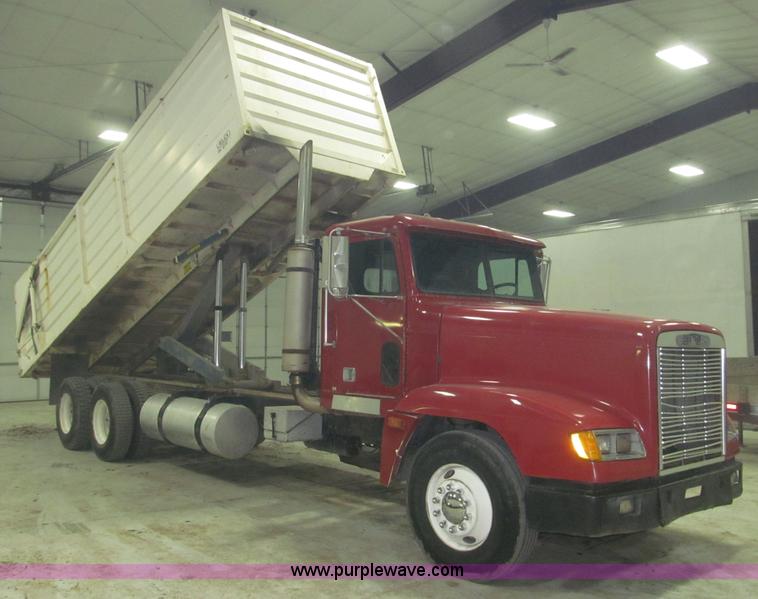 image for item B5405 1993 Freightliner FLD120 silage truck