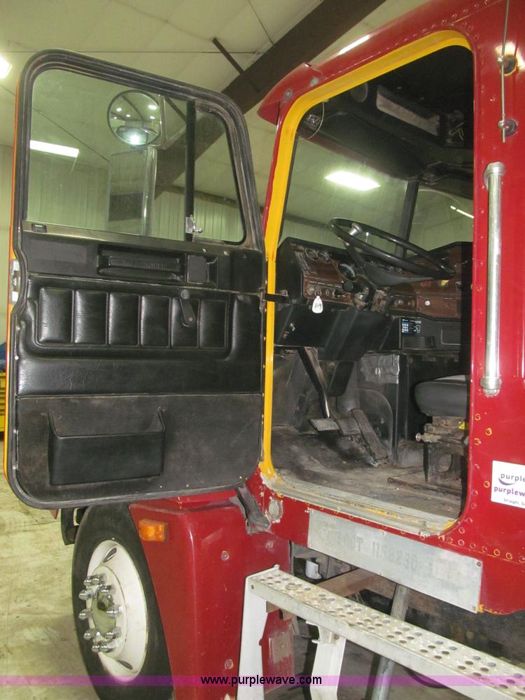 image for item B5405 1993 Freightliner FLD120 silage truck