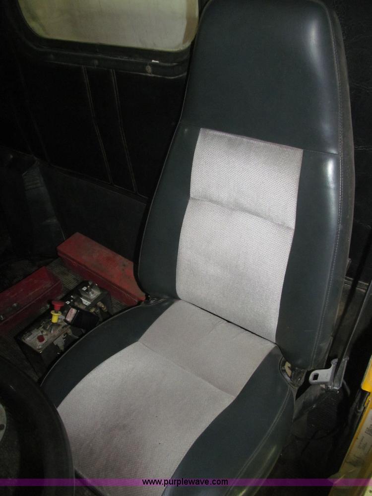 image for item B5405 1993 Freightliner FLD120 silage truck