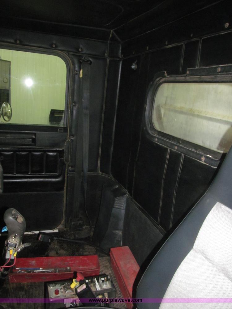 image for item B5405 1993 Freightliner FLD120 silage truck