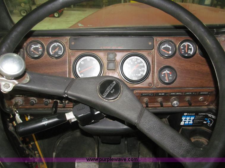 image for item B5405 1993 Freightliner FLD120 silage truck