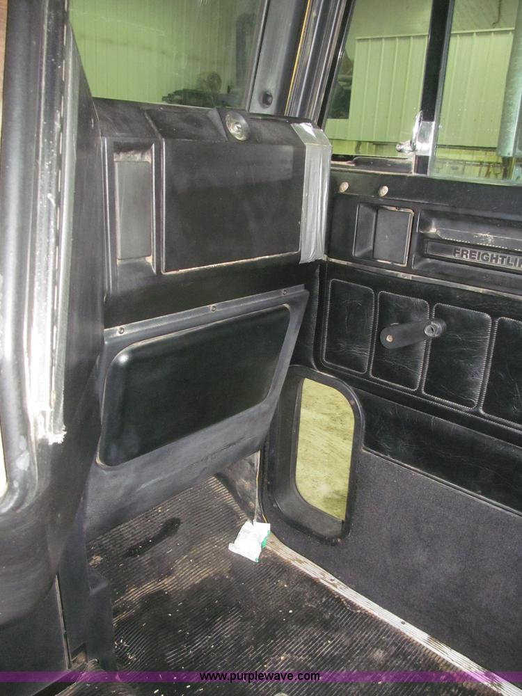 image for item B5405 1993 Freightliner FLD120 silage truck