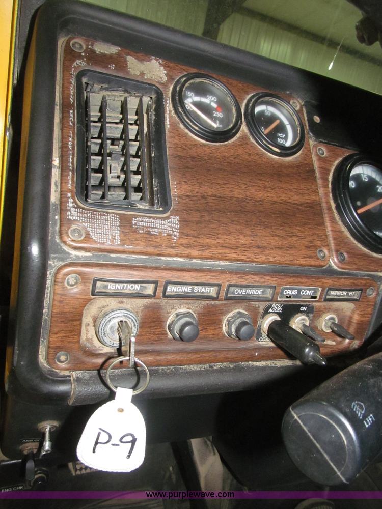 image for item B5405 1993 Freightliner FLD120 silage truck