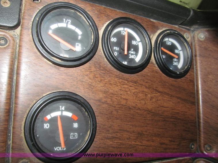 image for item B5405 1993 Freightliner FLD120 silage truck