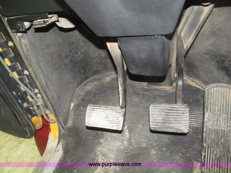 image for item B5405 1993 Freightliner FLD120 silage truck