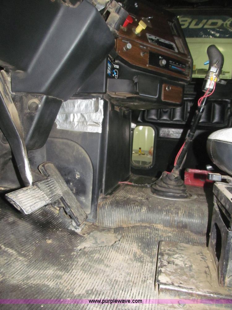 image for item B5405 1993 Freightliner FLD120 silage truck