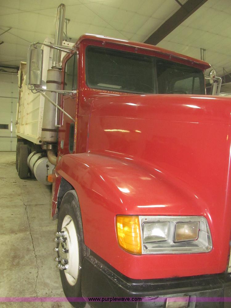 image for item B5405 1993 Freightliner FLD120 silage truck