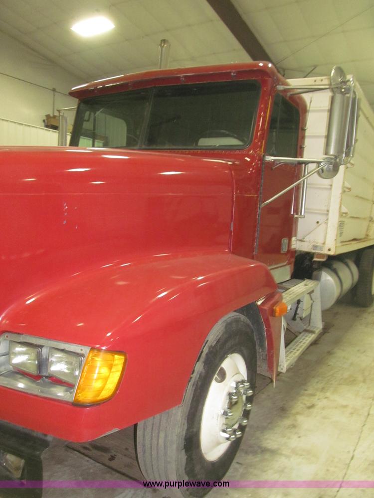 image for item B5405 1993 Freightliner FLD120 silage truck