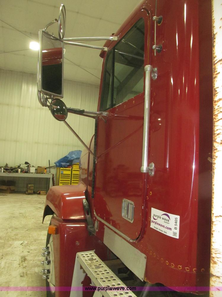 image for item B5405 1993 Freightliner FLD120 silage truck