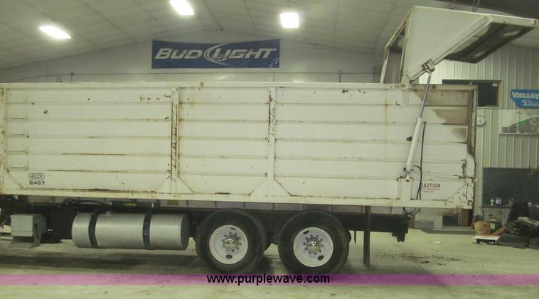 image for item B5405 1993 Freightliner FLD120 silage truck