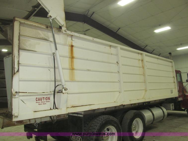 image for item B5405 1993 Freightliner FLD120 silage truck