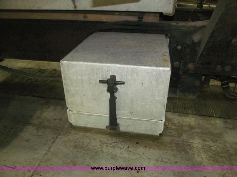 image for item B5405 1993 Freightliner FLD120 silage truck