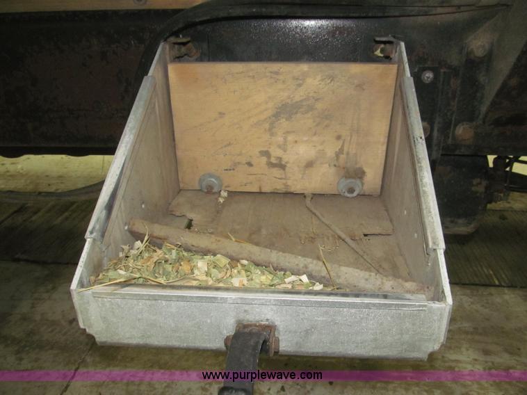 image for item B5405 1993 Freightliner FLD120 silage truck