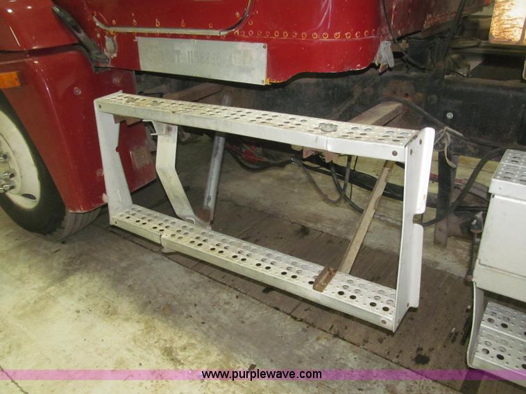 image for item B5405 1993 Freightliner FLD120 silage truck