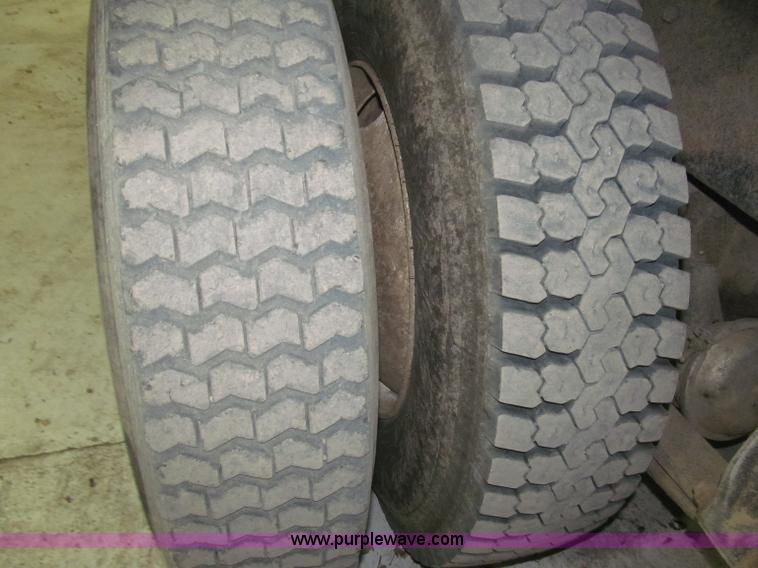 image for item B5405 1993 Freightliner FLD120 silage truck