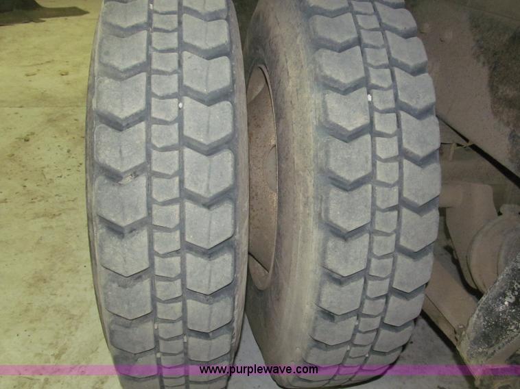 image for item B5405 1993 Freightliner FLD120 silage truck