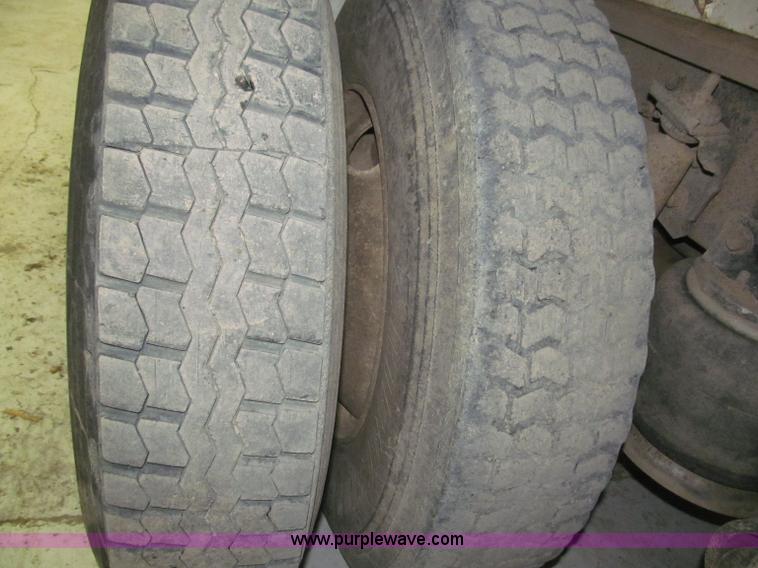 image for item B5405 1993 Freightliner FLD120 silage truck