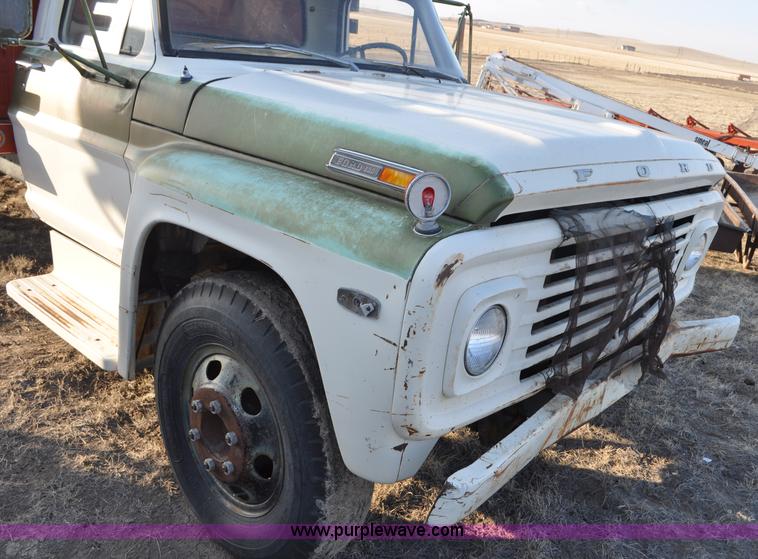 image for item C3429 1970 Ford F600 grain truck