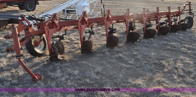 image for item C3431 International 700 one way plow