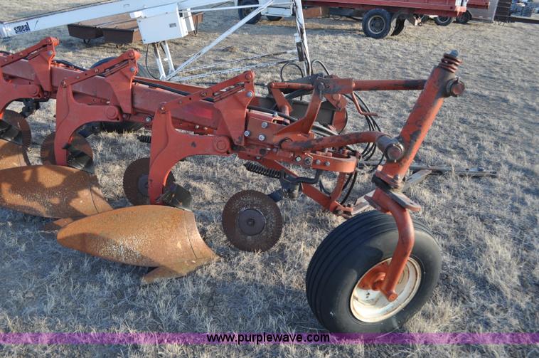 image for item C3431 International 700 one way plow