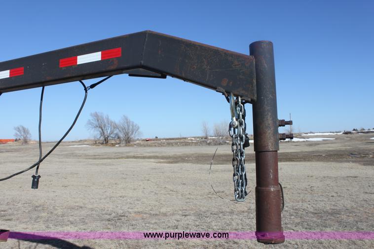 image for item E8453 2005 Maurer Mfg. gooseneck header trailer