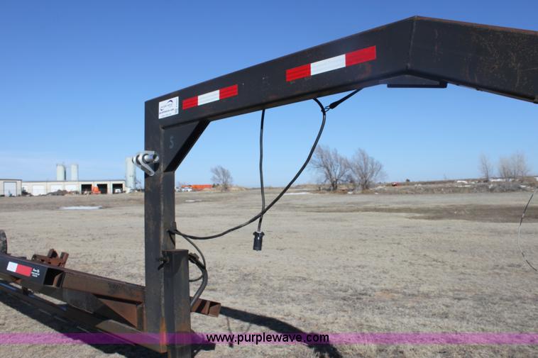 image for item E8453 2005 Maurer Mfg. gooseneck header trailer