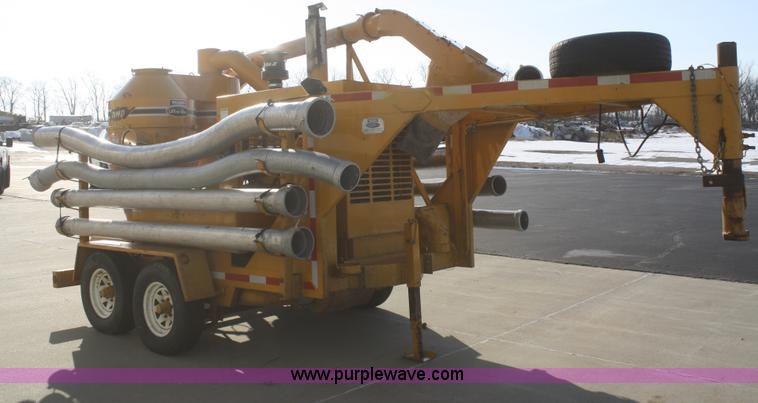 image for item F2573 2006 Walinga 7614D Ultra Vac grain vac on trailer