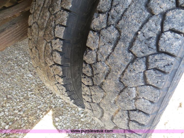 image for item F6611 2005 Ford F350 Super Duty Crew Cab flatbed truck