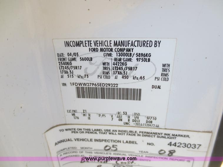 image for item F6611 2005 Ford F350 Super Duty Crew Cab flatbed truck